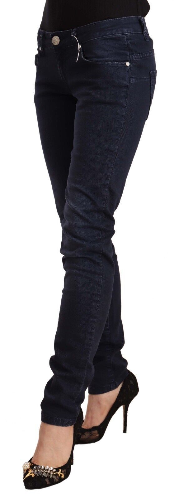 Sekiz adet mavi yıkanmış pamuklu düşük bel ve dar kesim jean