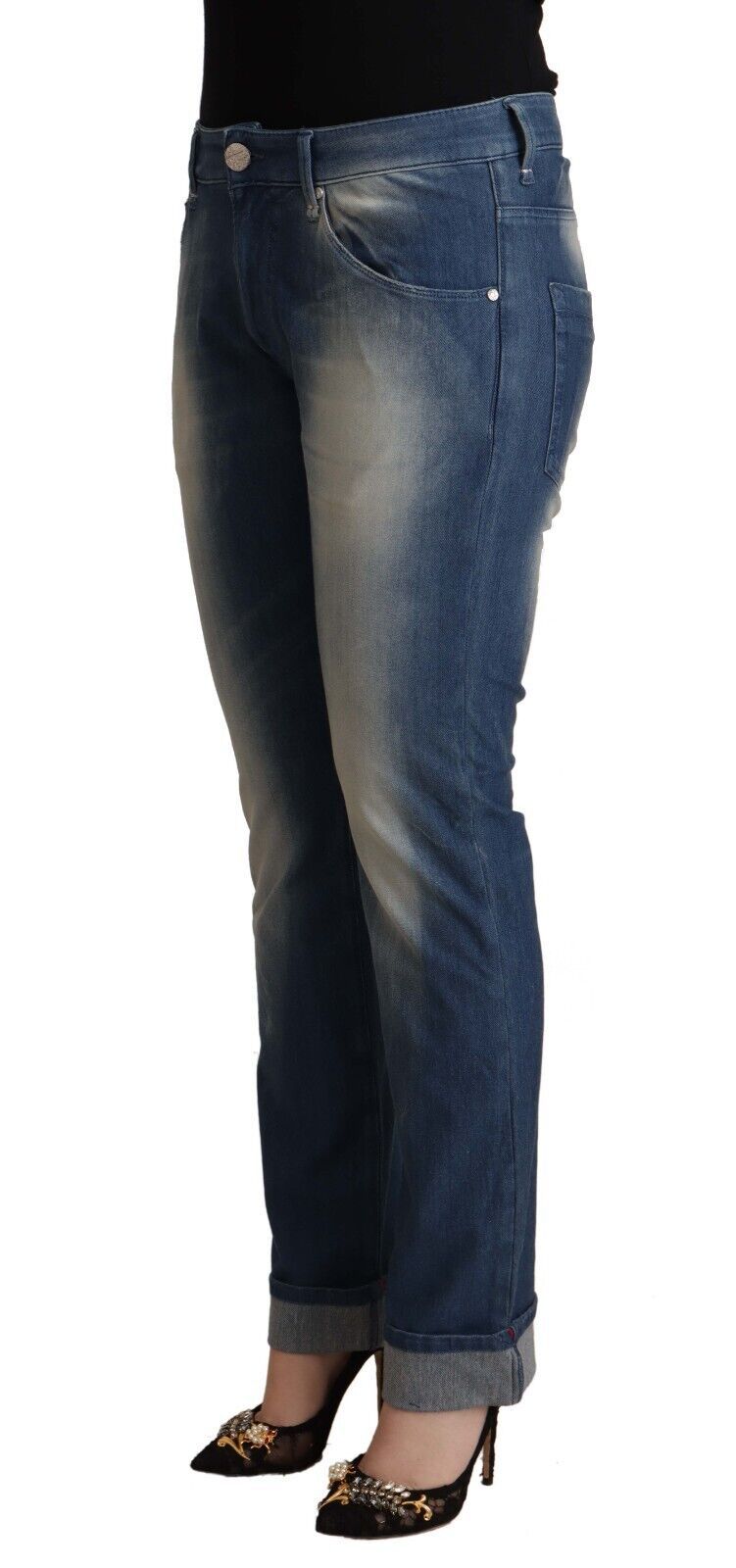 Sekiz adet, katlanmış kenarlı ve orta belli, mavi yıkanmış skinny jean pantolon