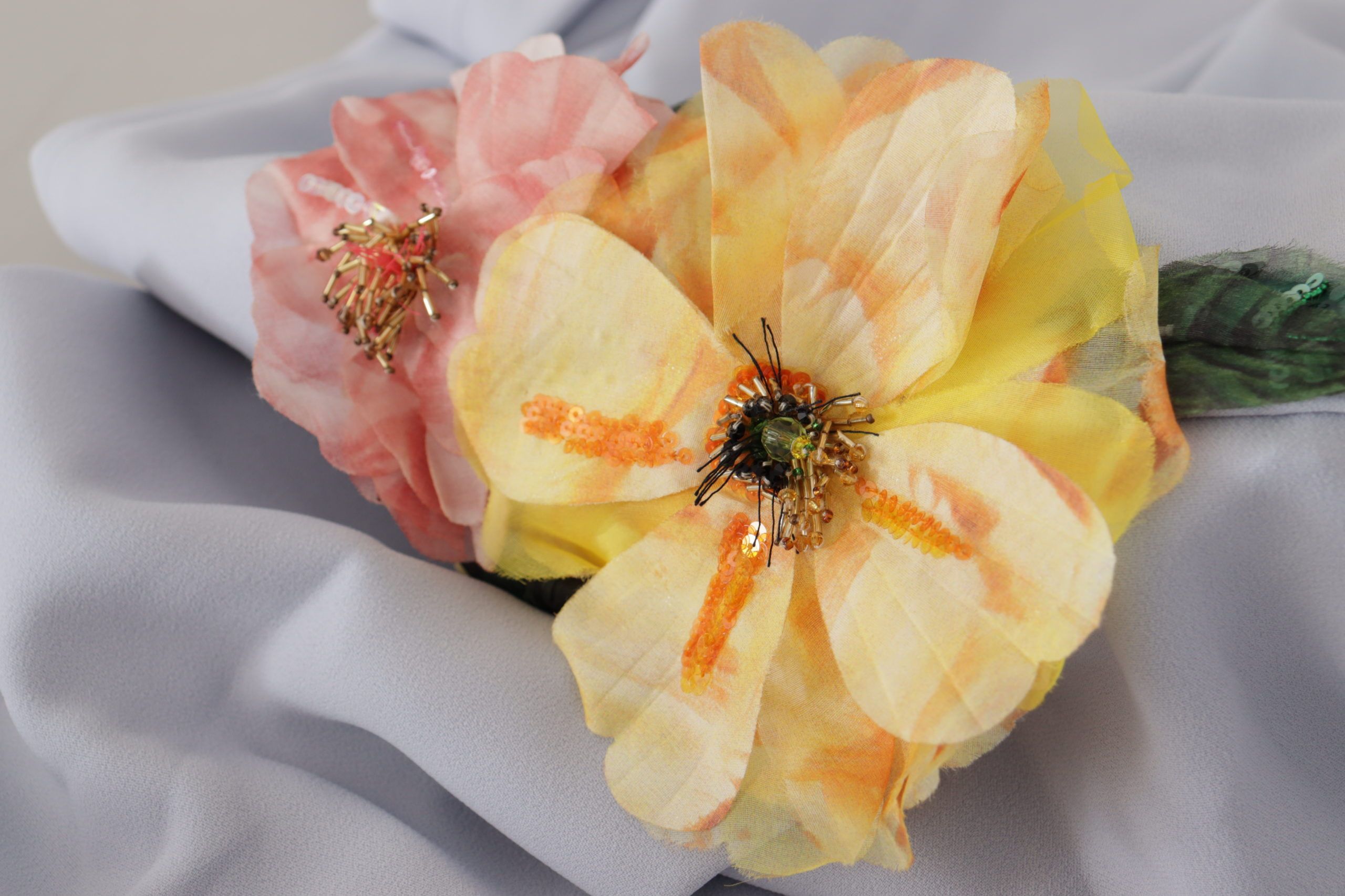 Dolce & Gabbana Blaues Midi-Kleid aus Viskose mit Blumenapplikationen