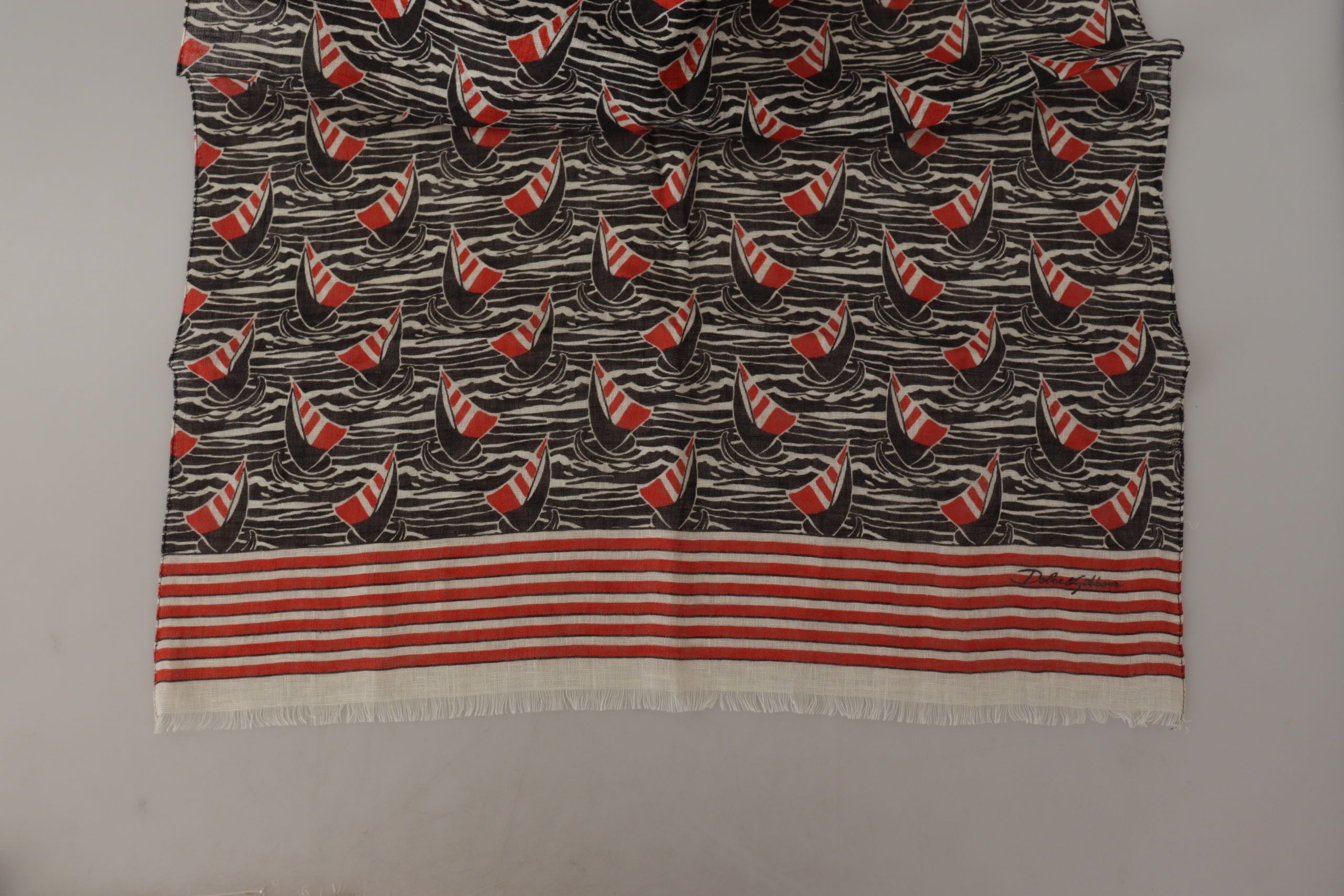 Dolce & Gabbana Schwarzer roter Leinenschal mit Segelboot-Streifendruck
