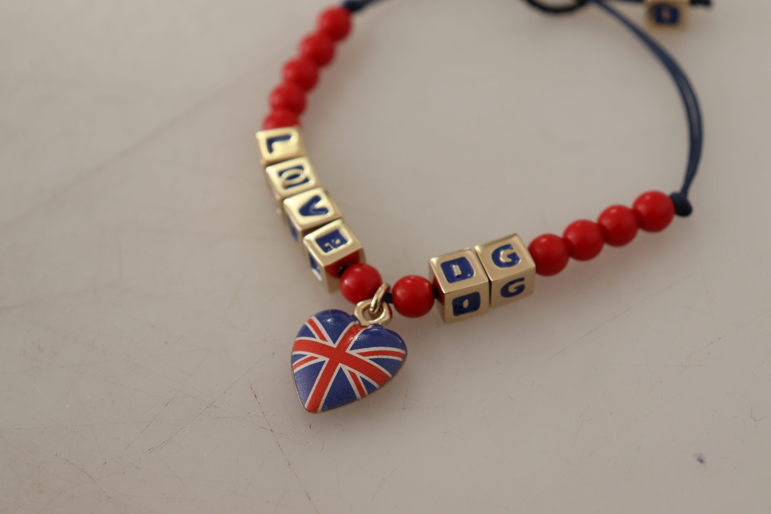 Dolce & Gabbana Rotes blaues Perlenarmband mit DG LOVES LONDON Flagge
