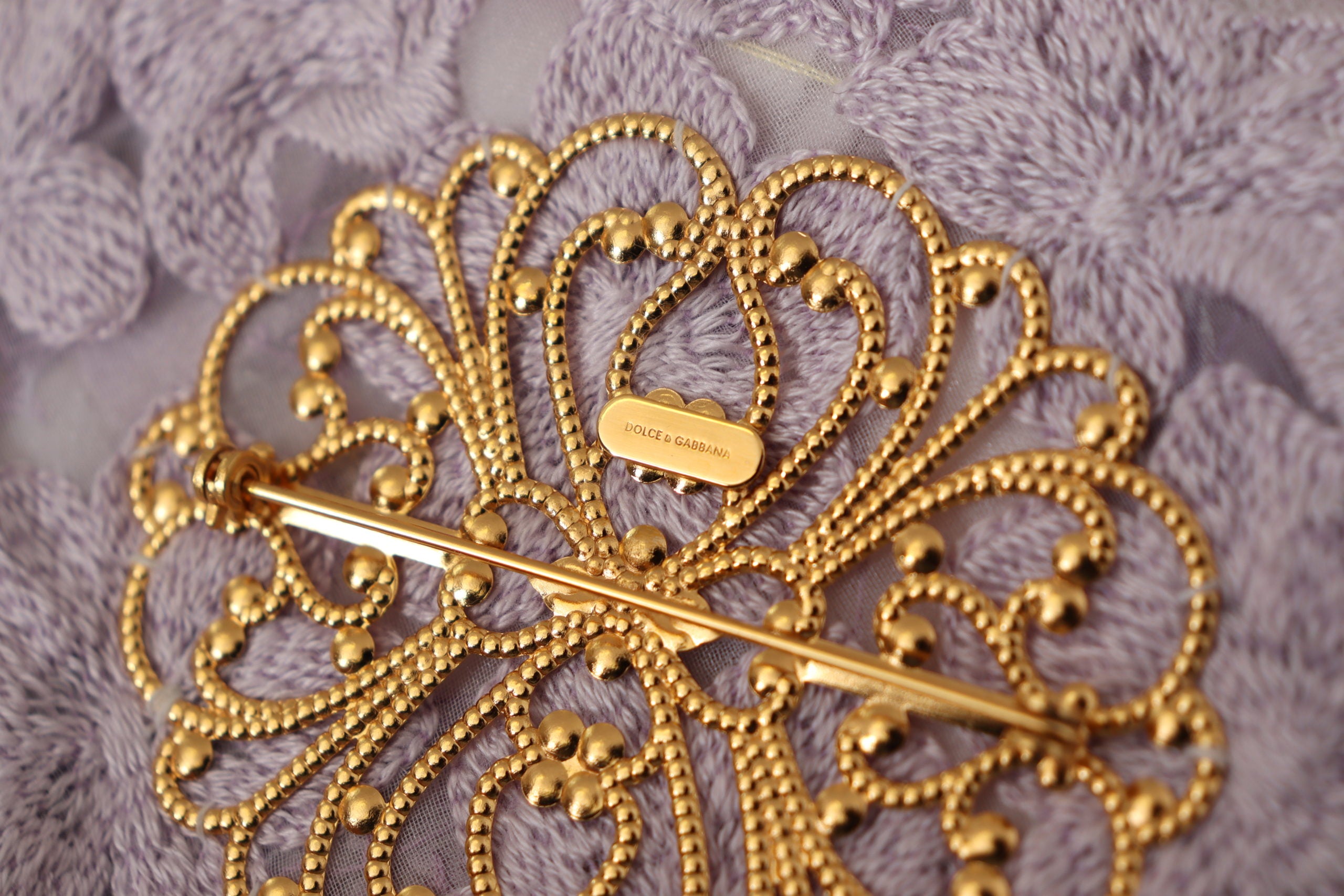 Dolce & Gabbana Lila Blumen Gold-Ton Messing Frauen Brosche