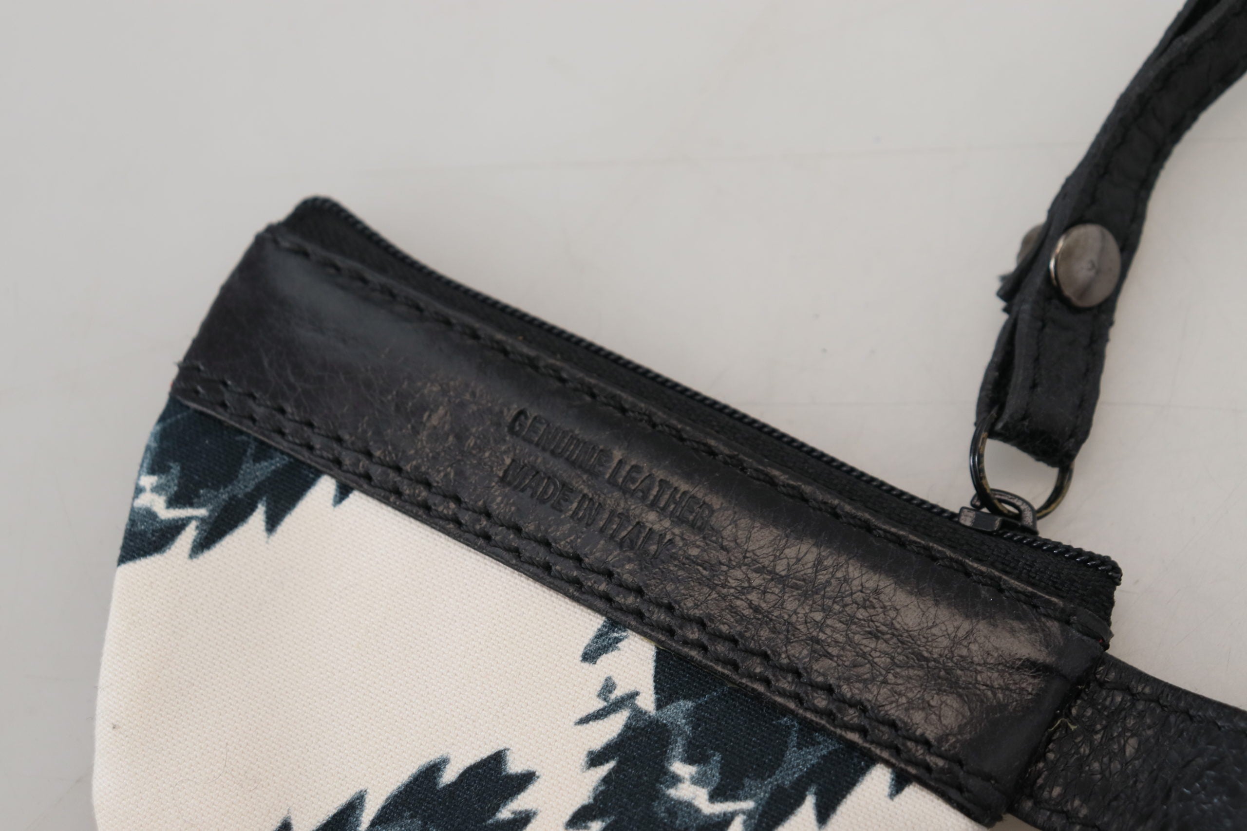 Costume National Weißes Echtleder Münzgeldbörse Riemen Brieftasche