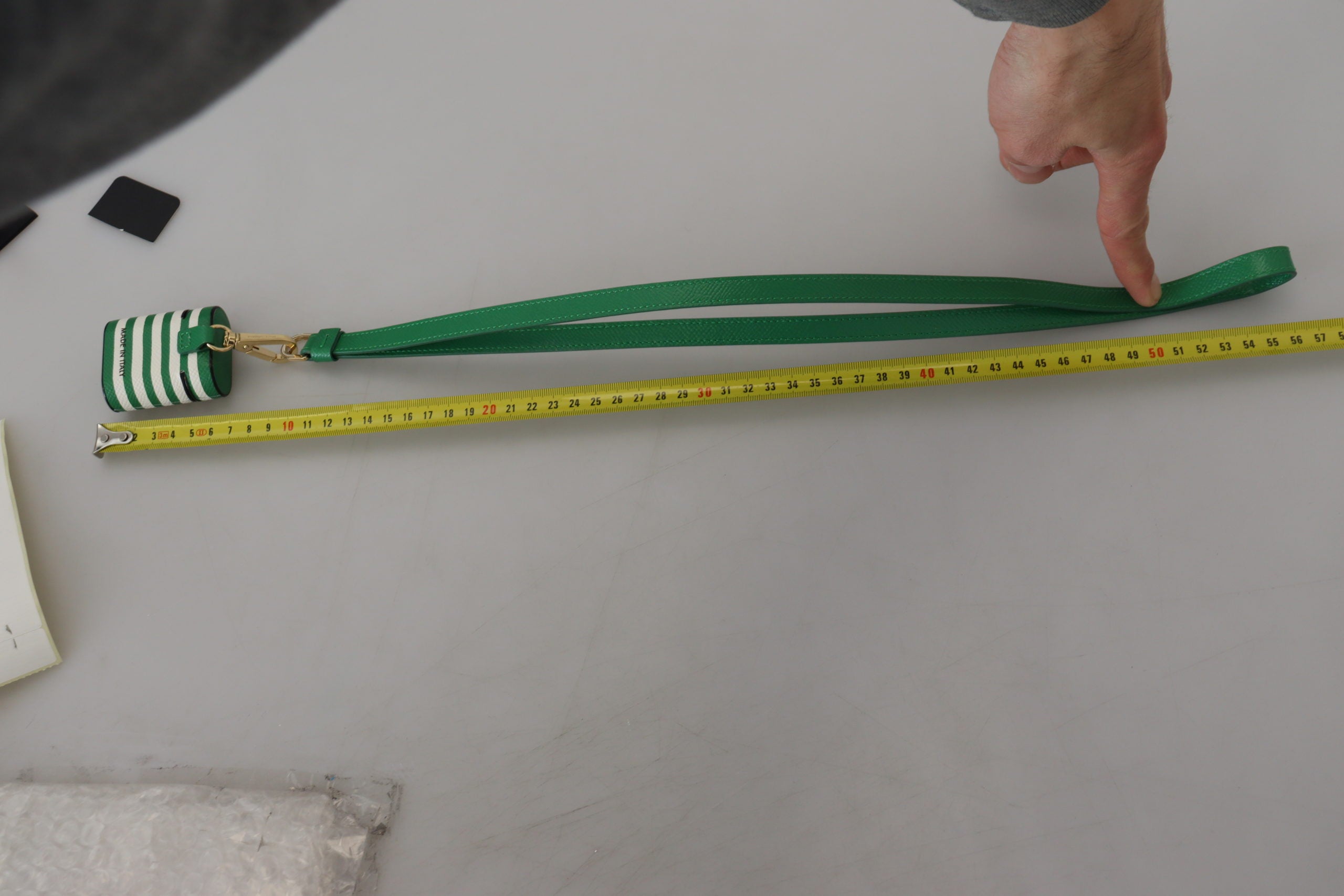 Dolce & Gabbana Grüner Lederriemen Gold Metall Logo Airpods Hülle