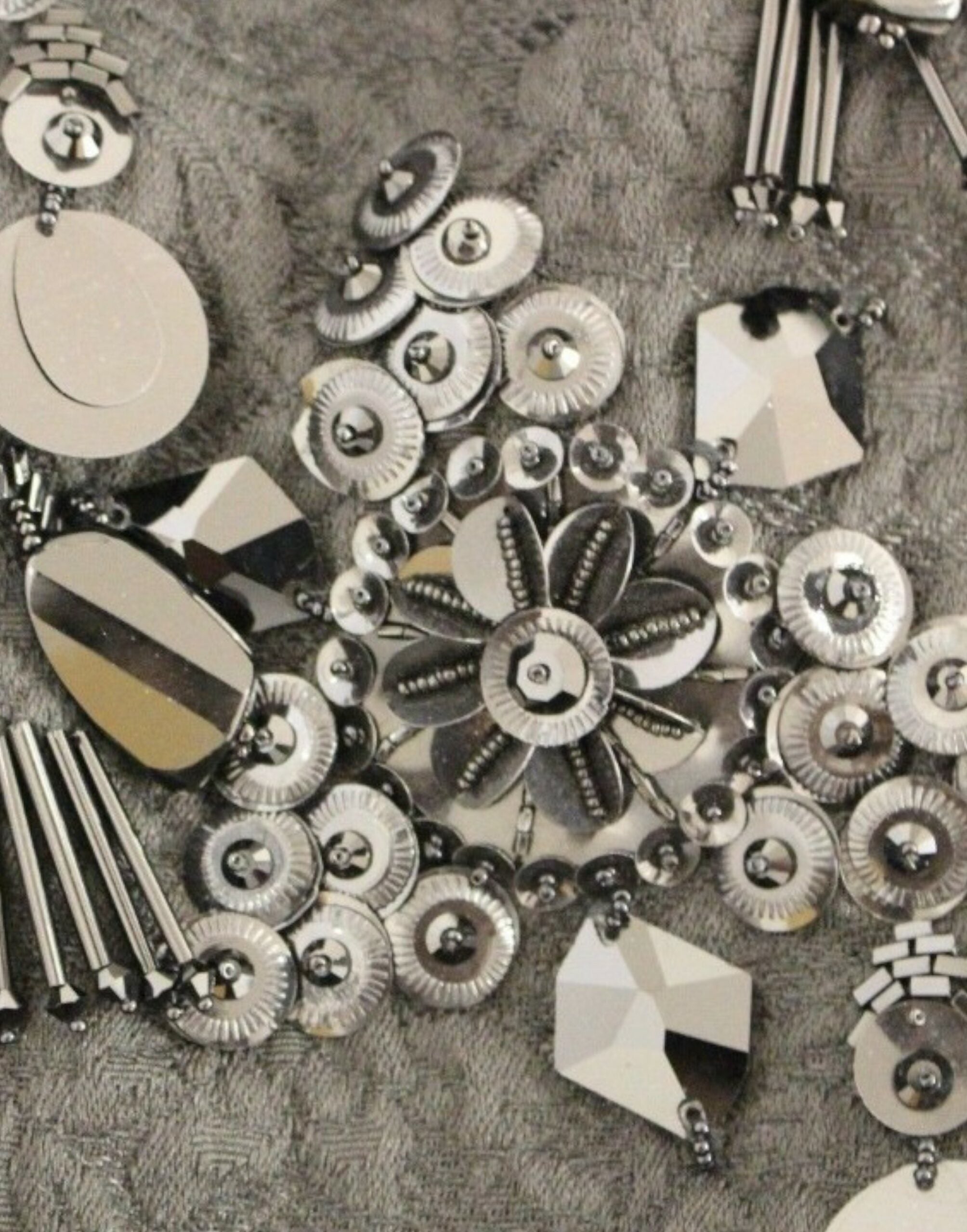 Dolce & Gabbana Schwarzes geblümtes, kristallbesetztes Kleid