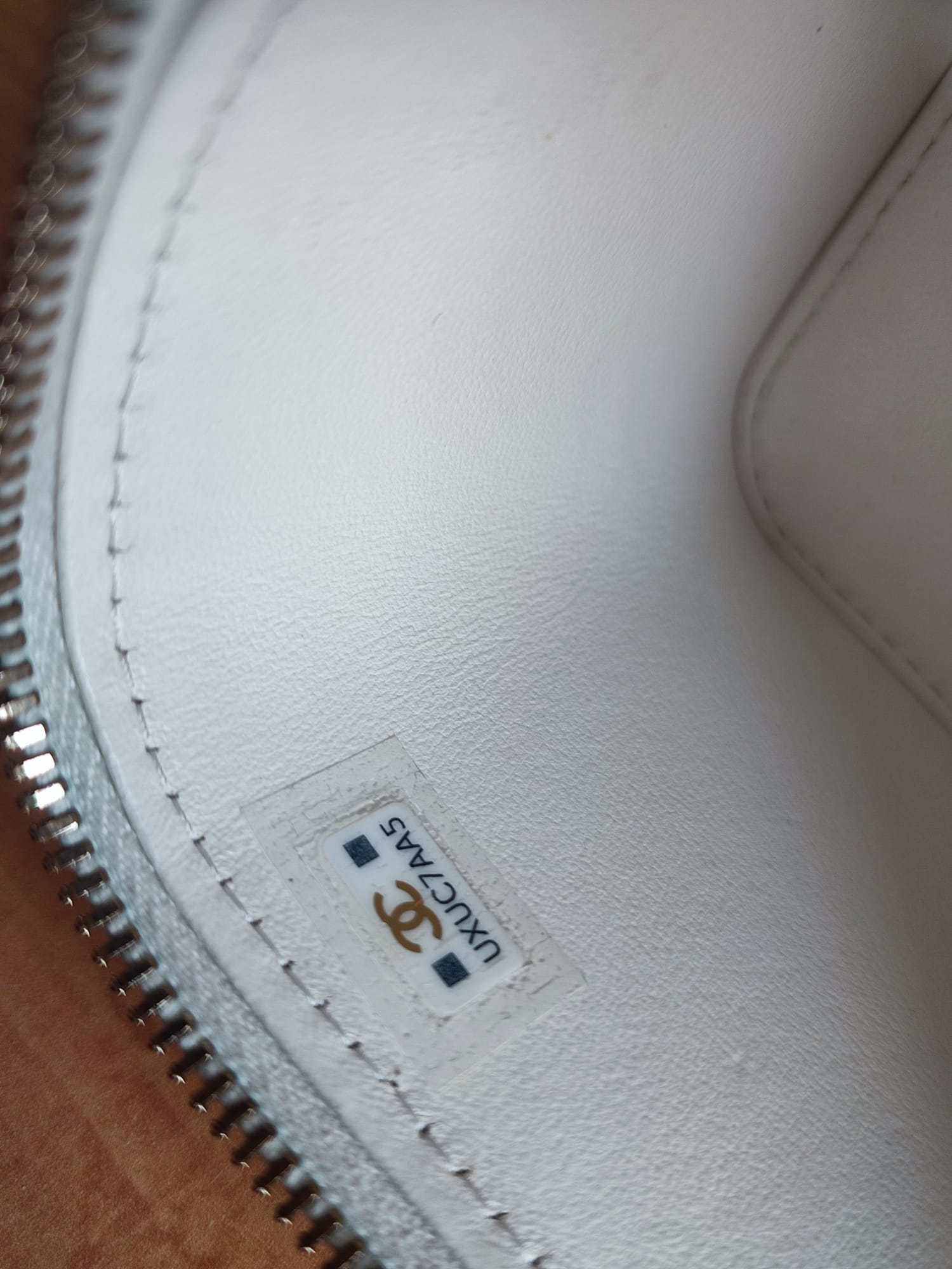 Chanel Weißer Matelasse-Lammfell-Goldketten-Schulterspiegel Vanity Mirror