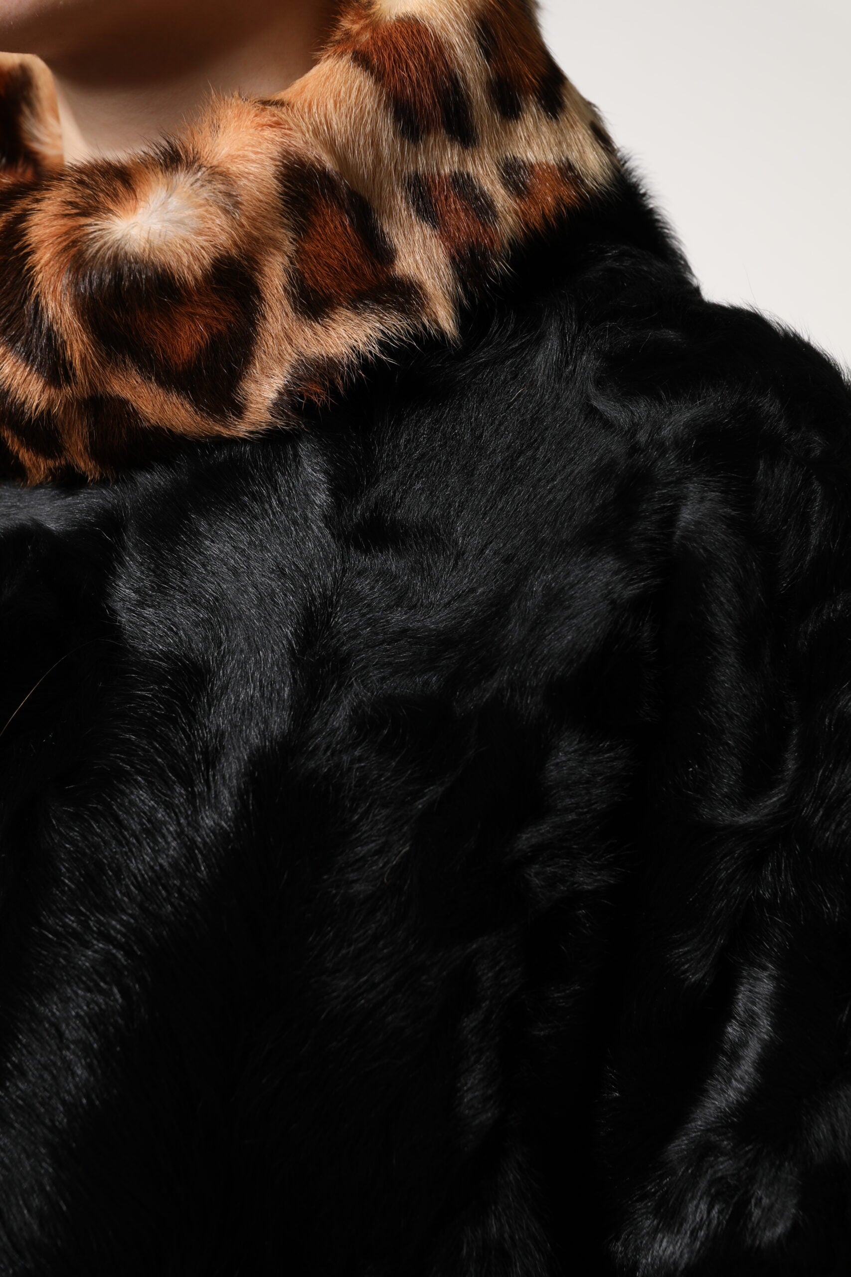 Dolce &amp; Gabbana Siyah Kuzu Derisi Kısa Kadın Mont Ceket